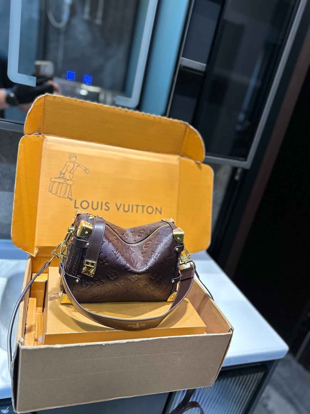 Louis Vuitton Bag 23×8×16