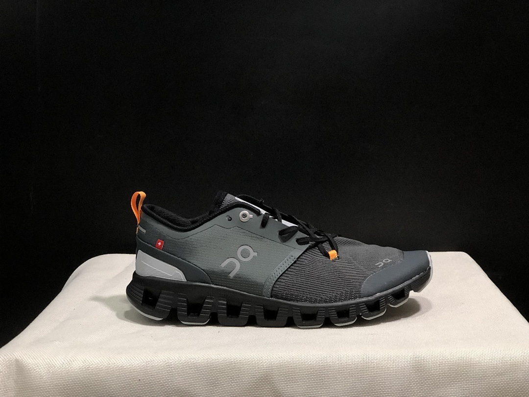 On Cloud X 3 colour options