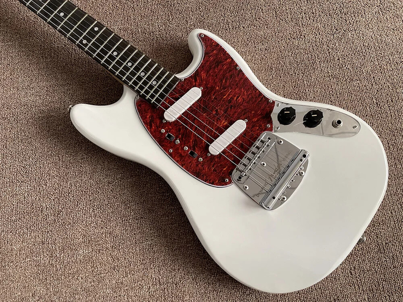 Electric Guitar with 6 Strings, Rosewoodod White Color High Quality 2-Piece Pickup