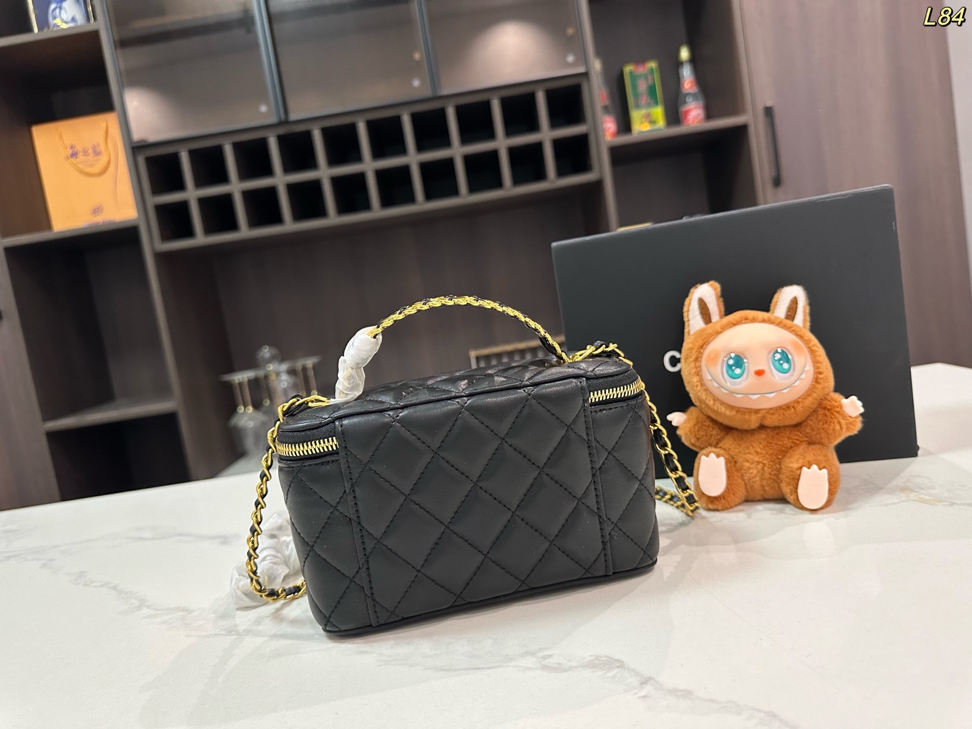 Chanel chain shoulder handbag