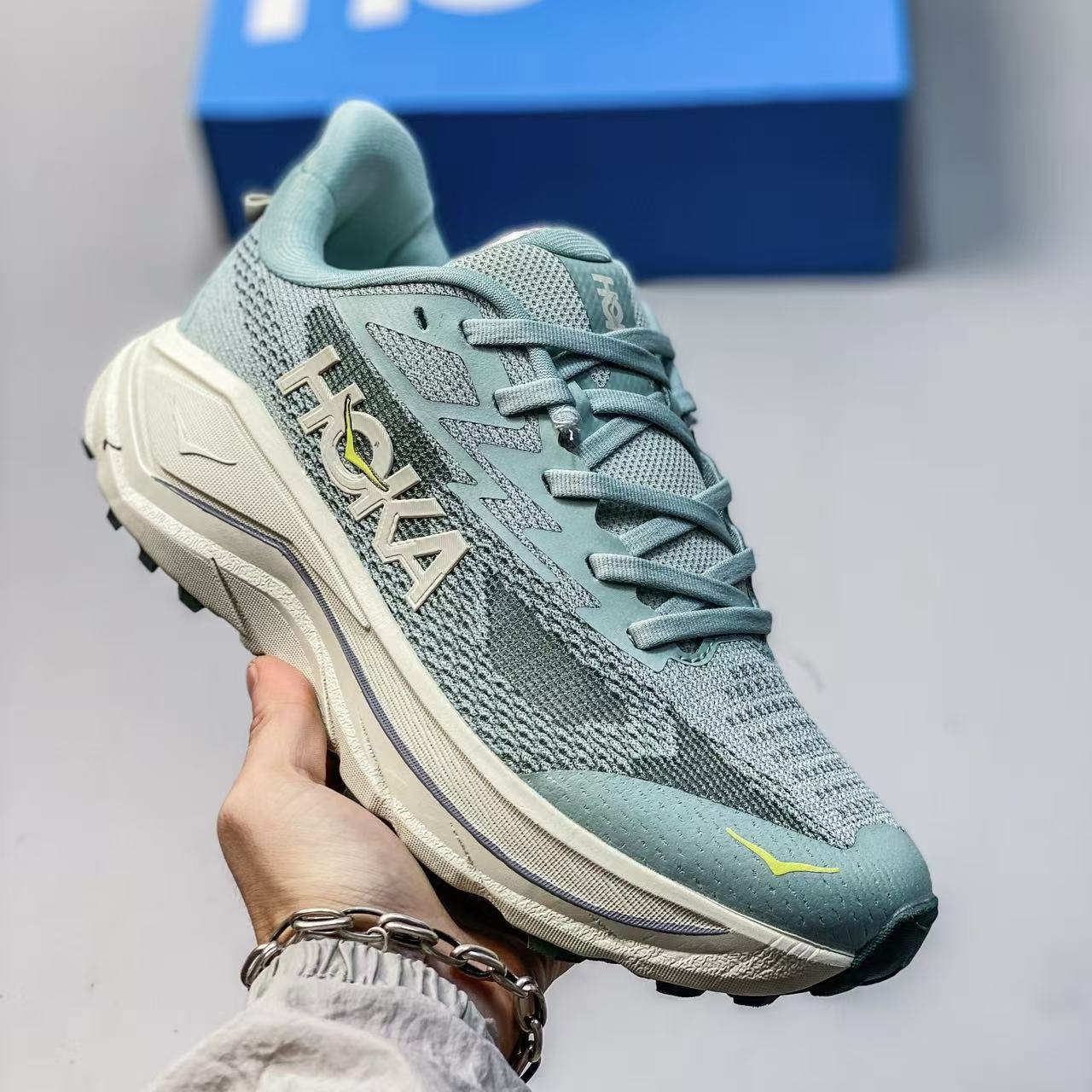 Hoka Challenger 8