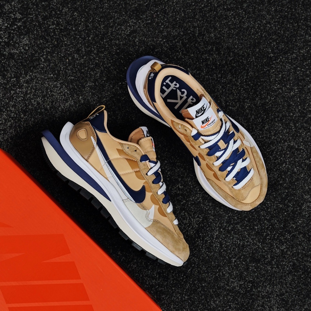 Nike x sacai Sneakers detail 1