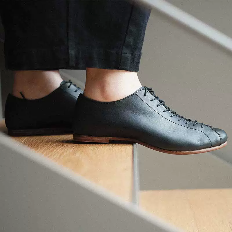 Cowhide tie back black hand-stitched shoes
