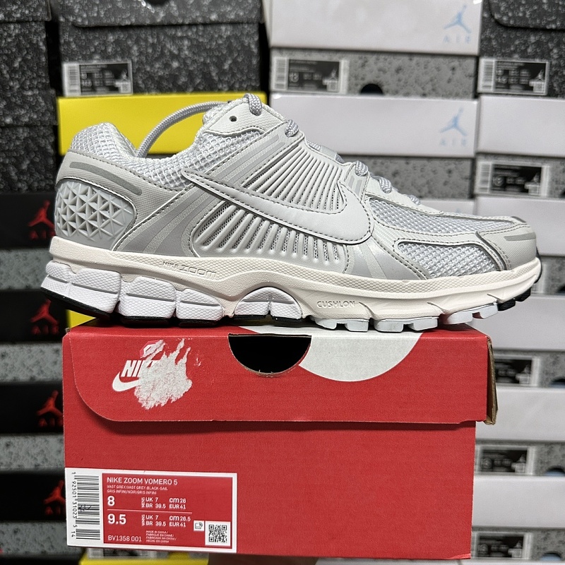 Nike Air Zoom Vomero 5 Sneakers