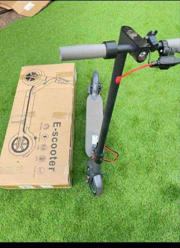BRAND NEW AND BOXED ELECTRIC SCOOTER