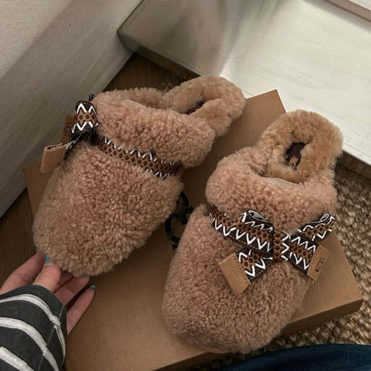 UGG Maxi Curly Scuff Slippers