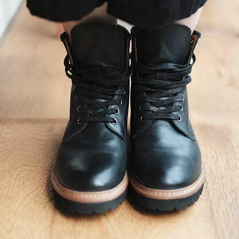 Cowhide tie back high-top shoes