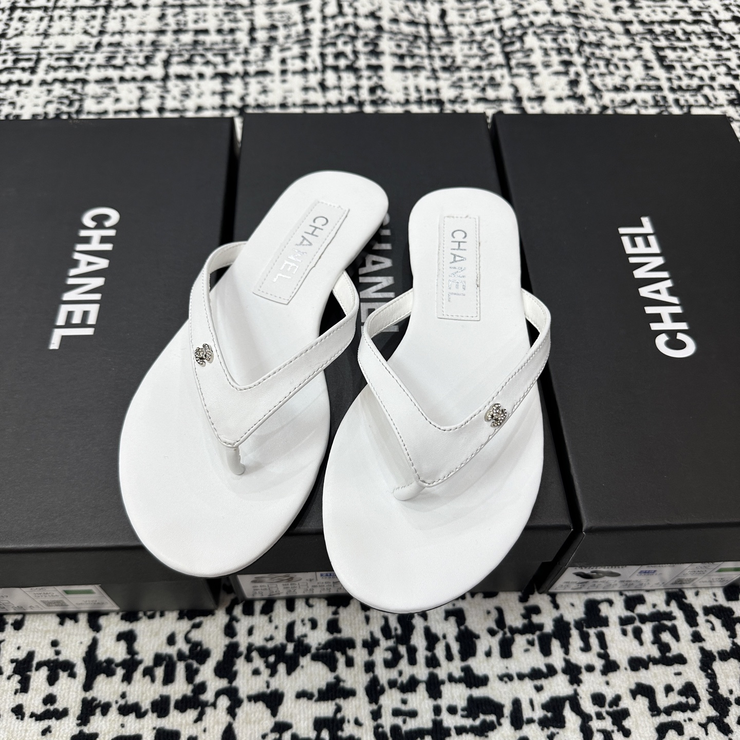 Chanel Logo Flip-Flops - Black & White