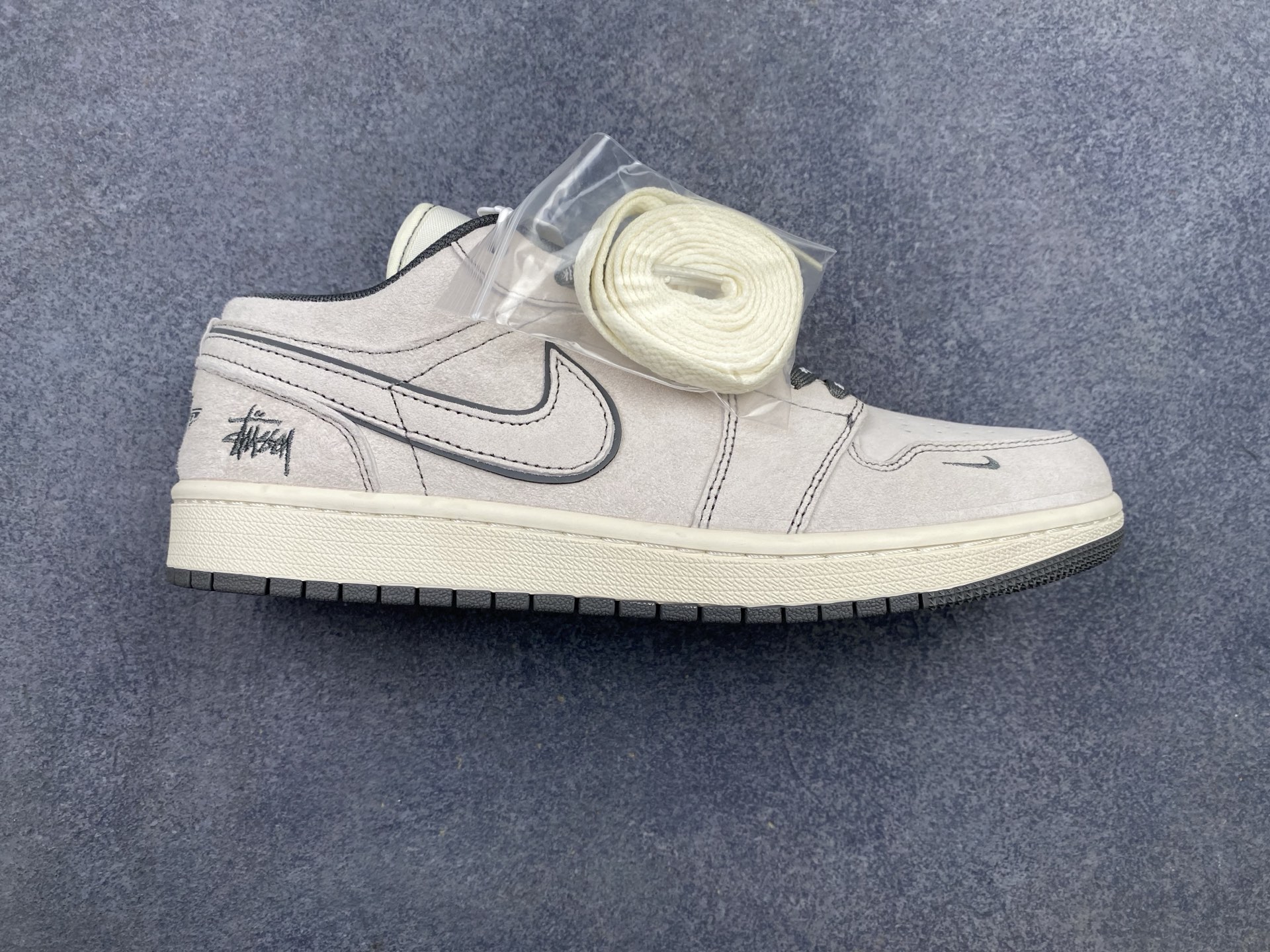 AJ1 Low-top Casual Sneaker