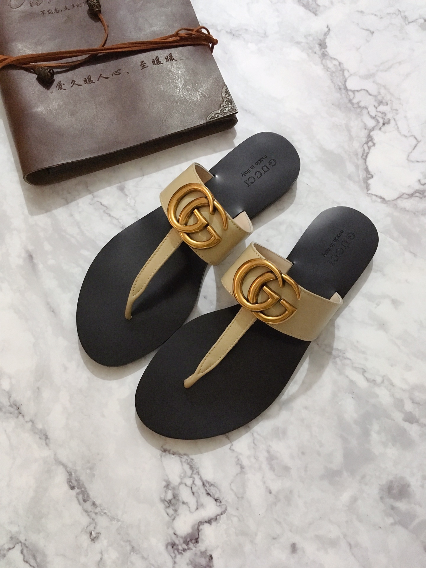 Gucci Flat-bottomed flip-flop with split toes