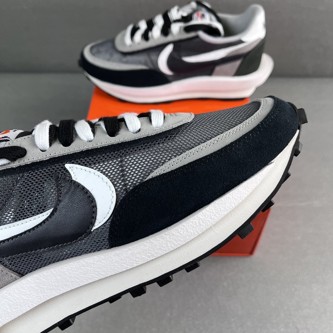 Nike x sacai Sneakers detail 3