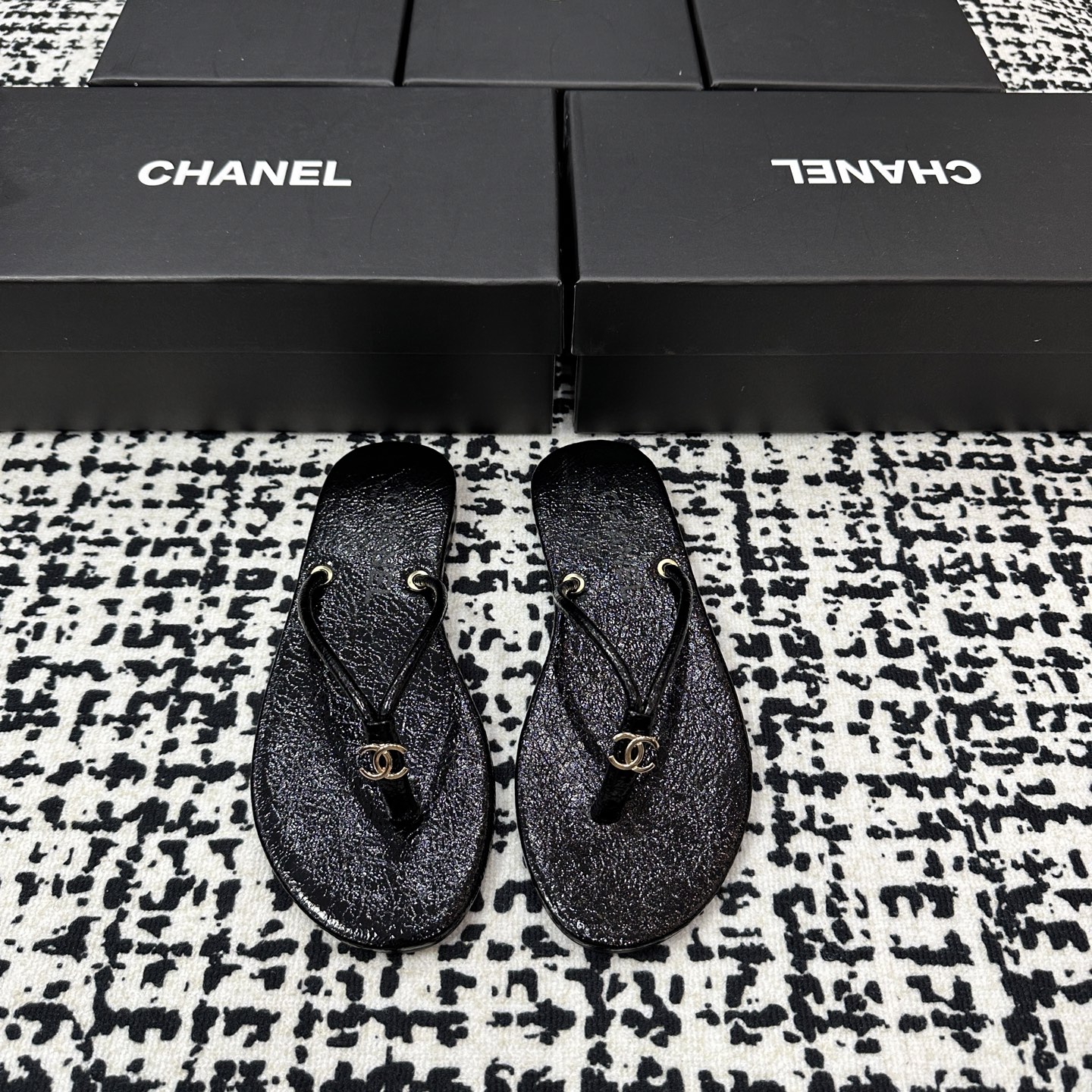 Chanel Logo Flip-Flops - Black & White