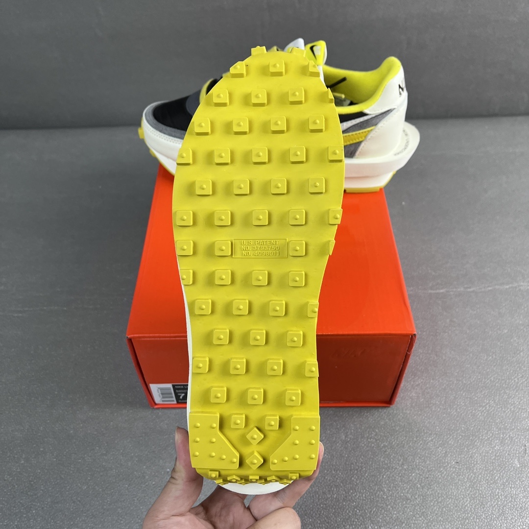 Nike x sacai Sneakers detail 2