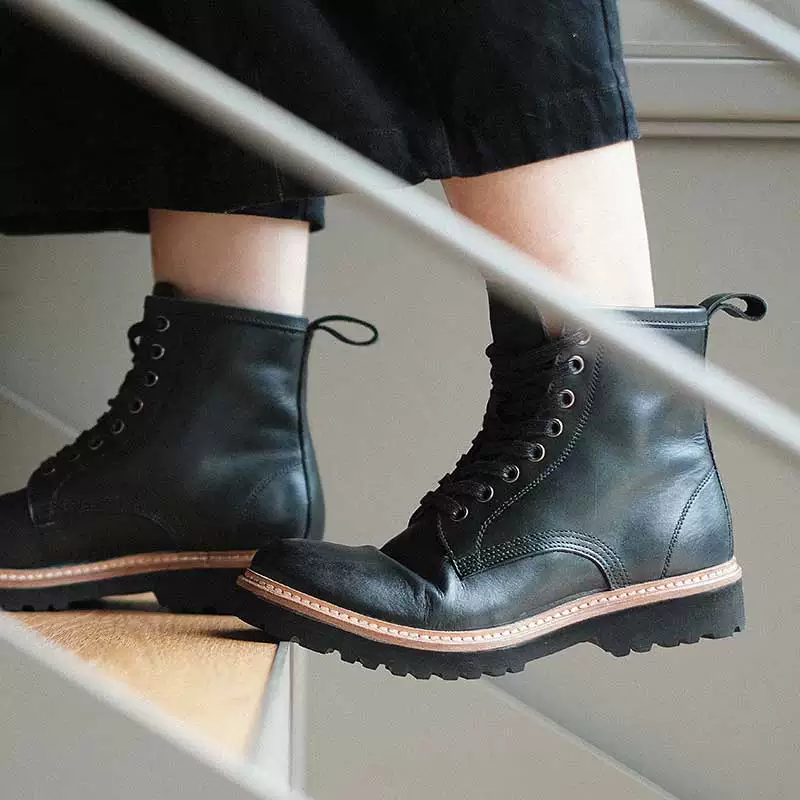 Cowhide tie back high-top shoes