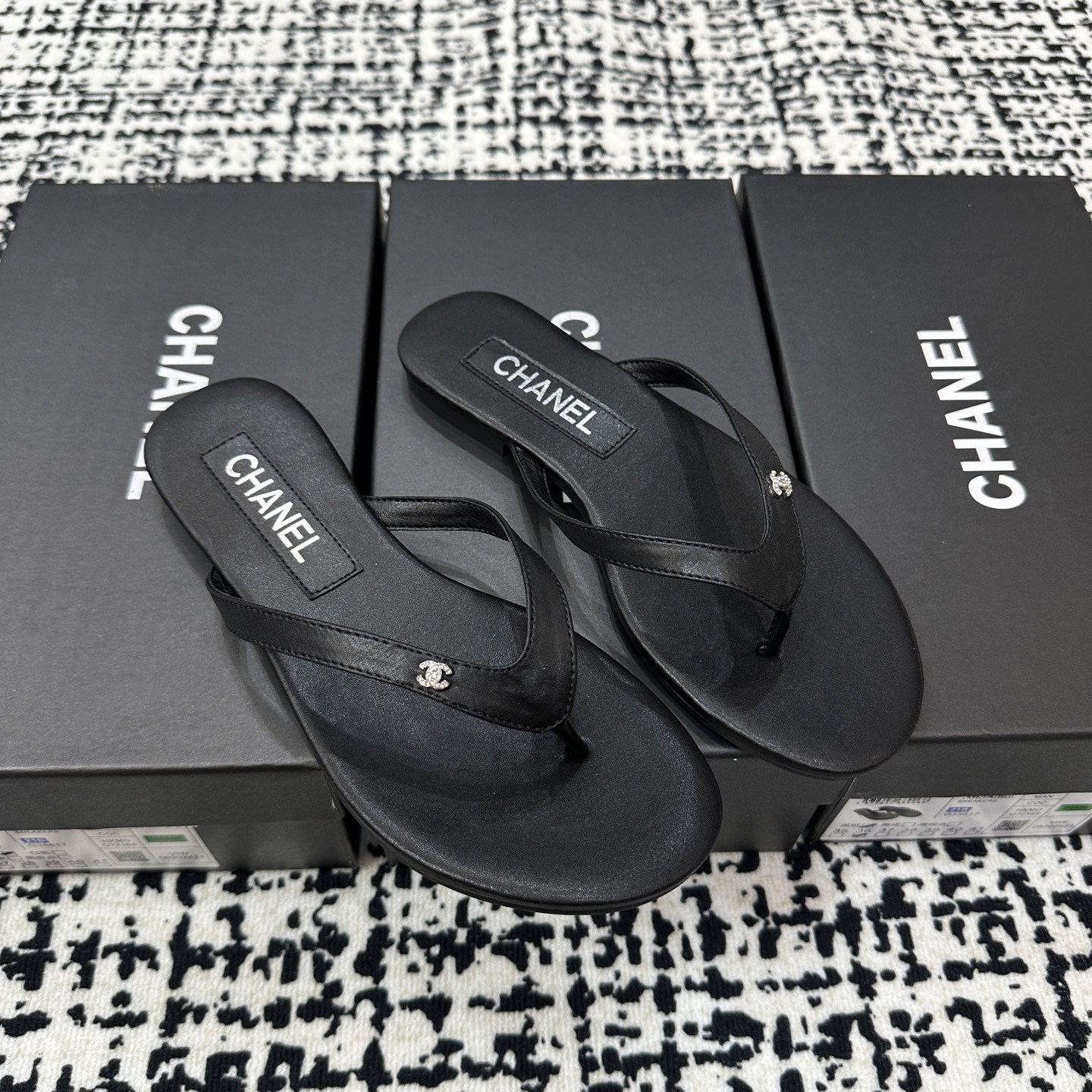 Chanel Logo Flip-Flops - Black & White