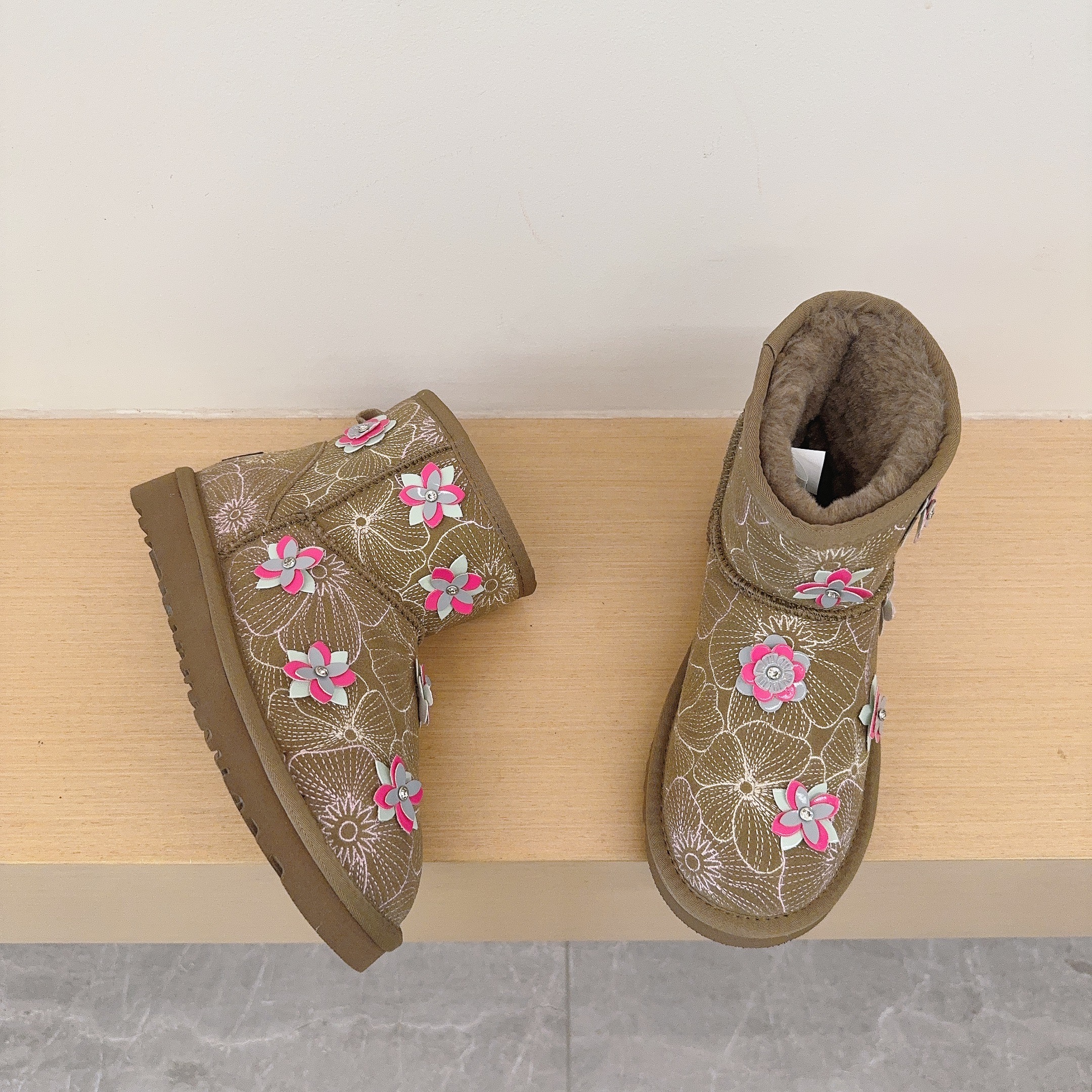 Floral Embroidered Low-Cut Boots 5854