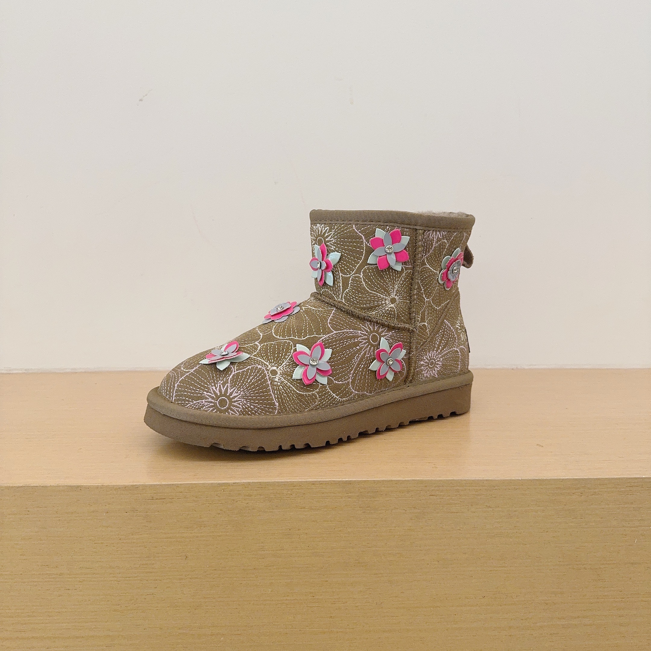 Floral Embroidered Low-Cut Boots 5854