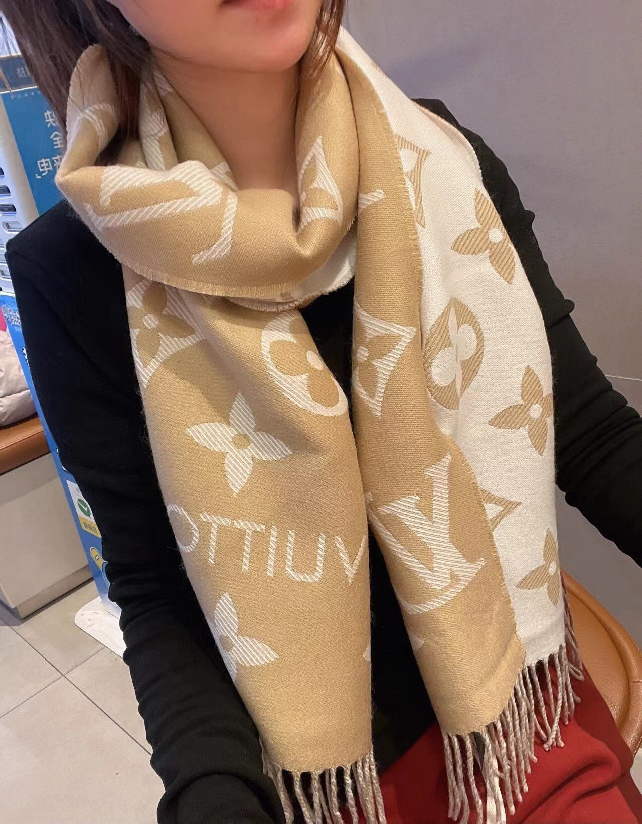 LV Essential Scarf