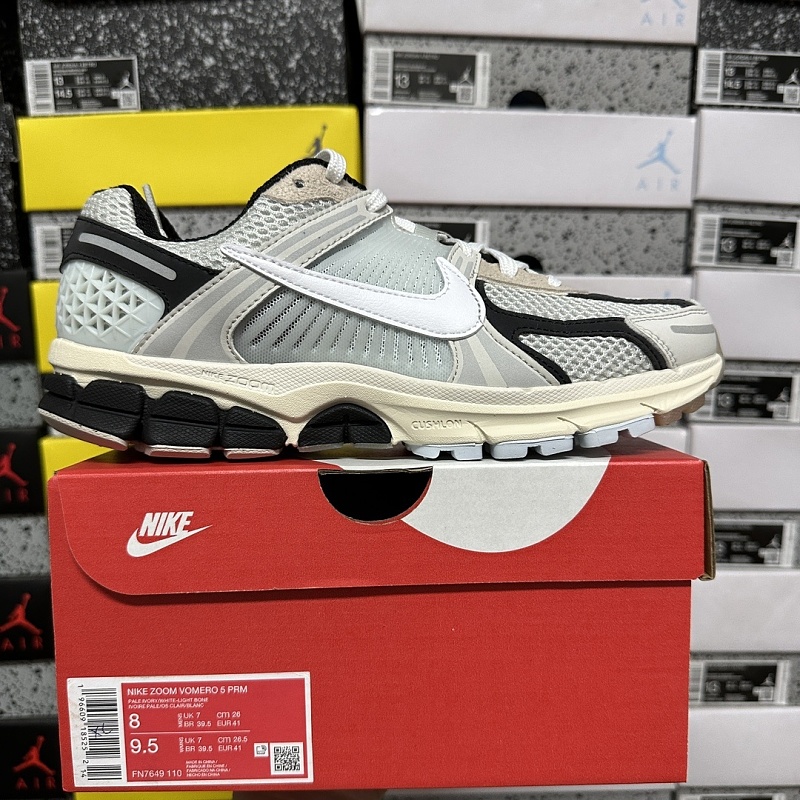 Nike Air Zoom Vomero 5 Sneakers