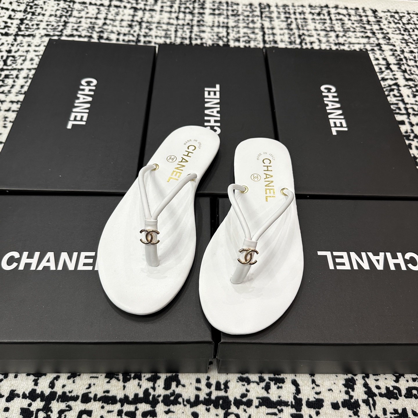 Chanel Logo Flip-Flops - Black & White