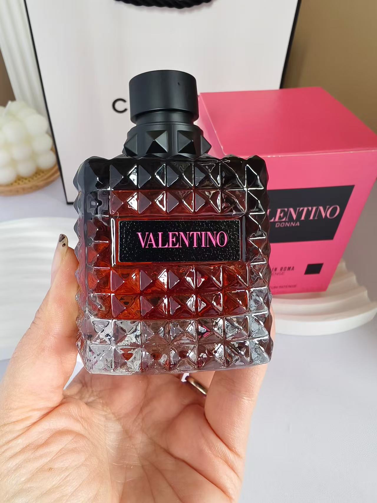 Donna born in roma intense perfume