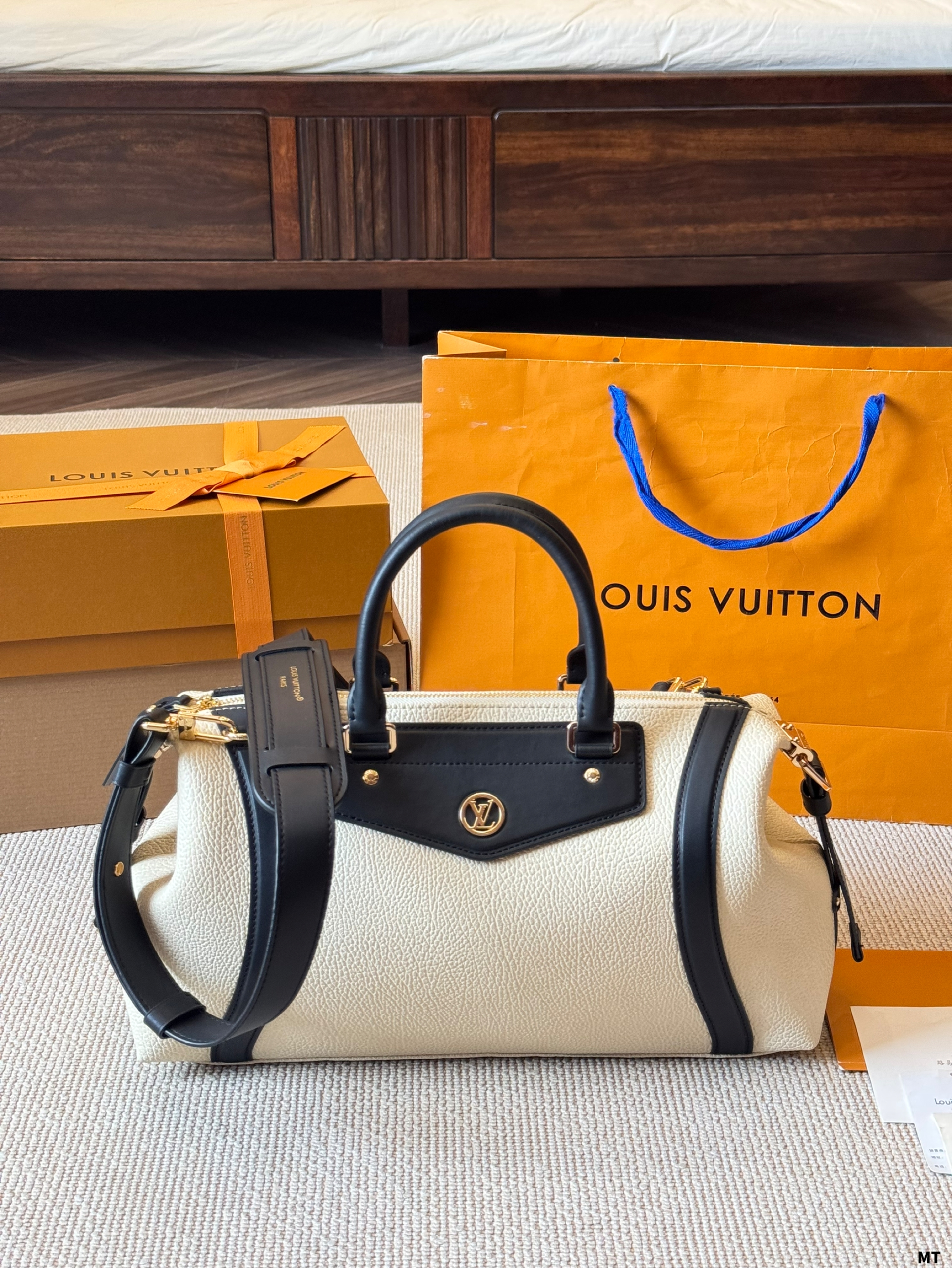 LV 25ss biker bag