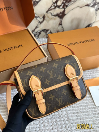 Louis Vuitton Pochette Métis East West Monogram Canvas