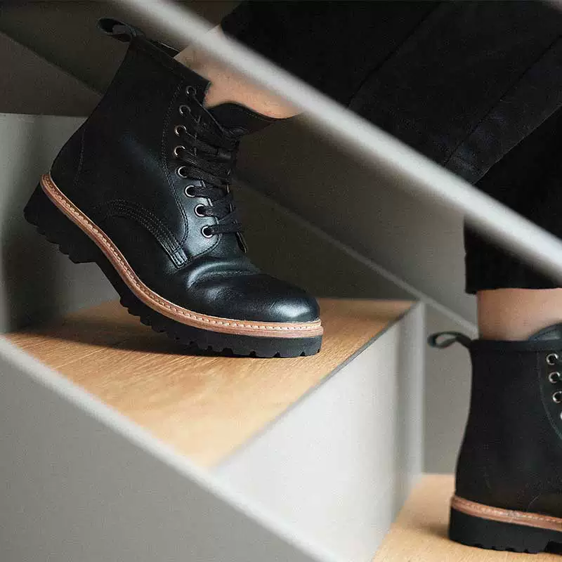 Cowhide tie back high-top shoes