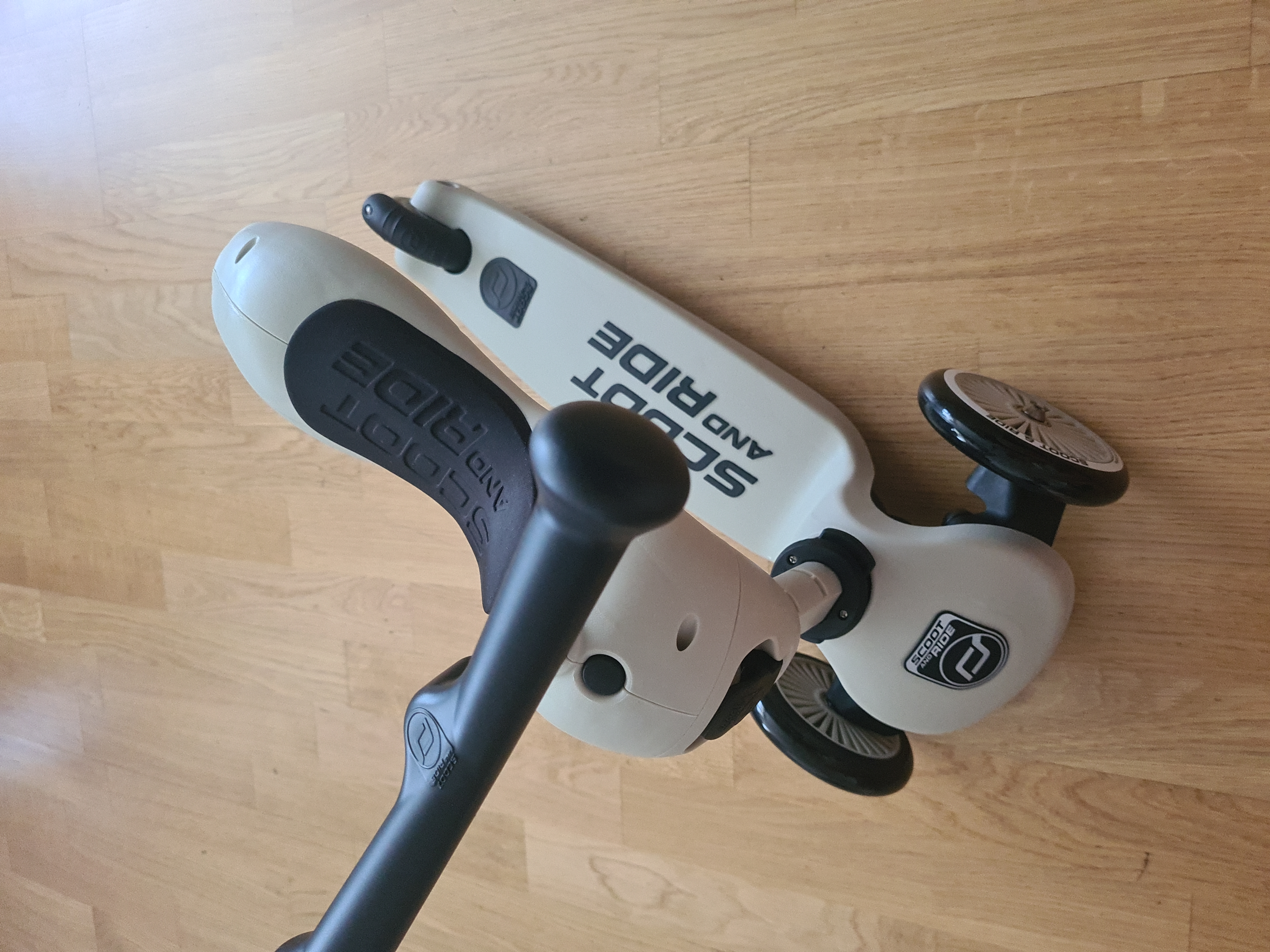 Children Adjustable Seated or Standing 2-in-1 Scooter Including