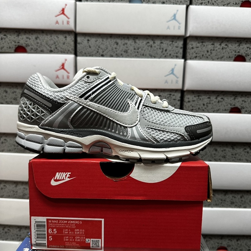 Nike Air Zoom Vomero 5 Sneakers