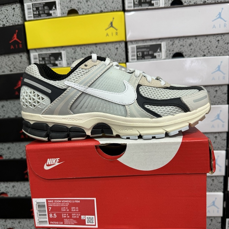 Nike Air Zoom Vomero 5 Sneakers