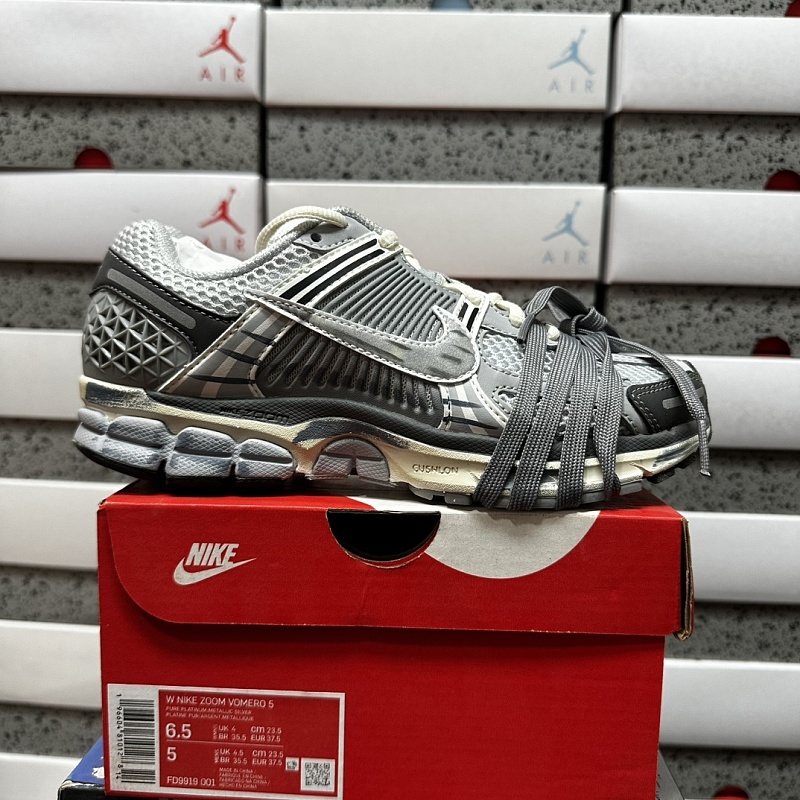 Nike Air Zoom Vomero 5 Sneakers