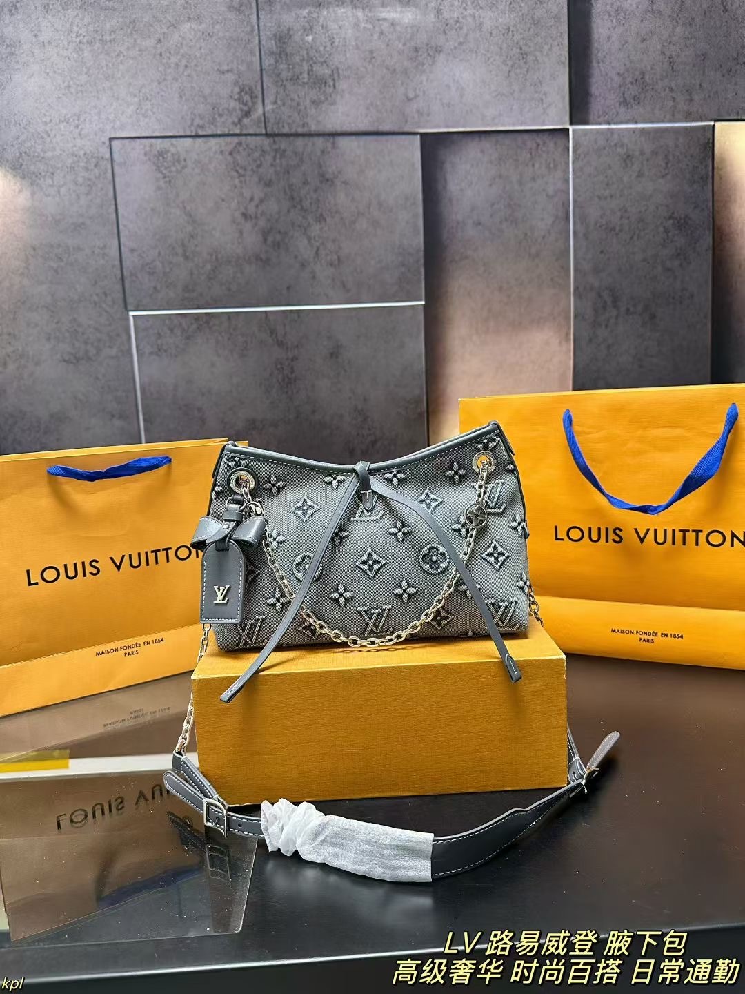 Louis Vuitton Hobo Bag 25×5×16