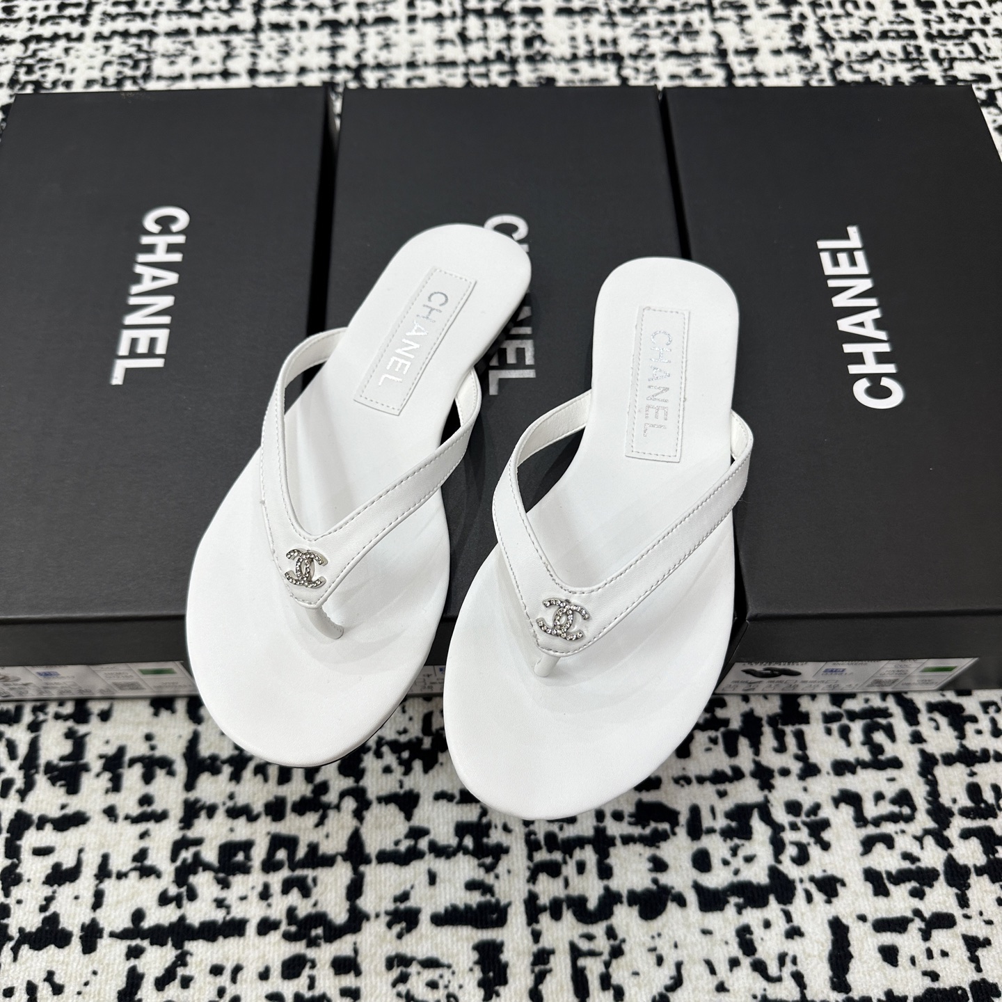 Chanel Logo Flip-Flops - Black & White