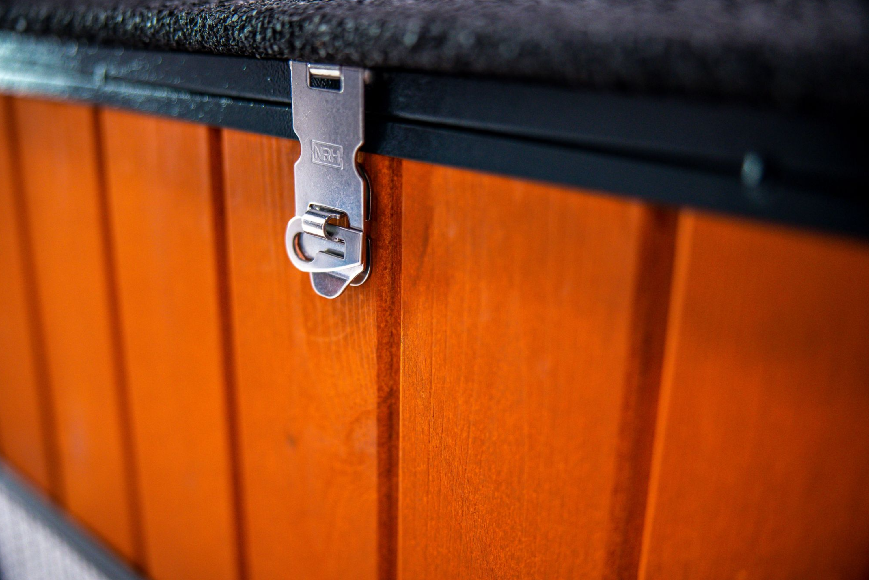 Walk-in windproof chicken coop