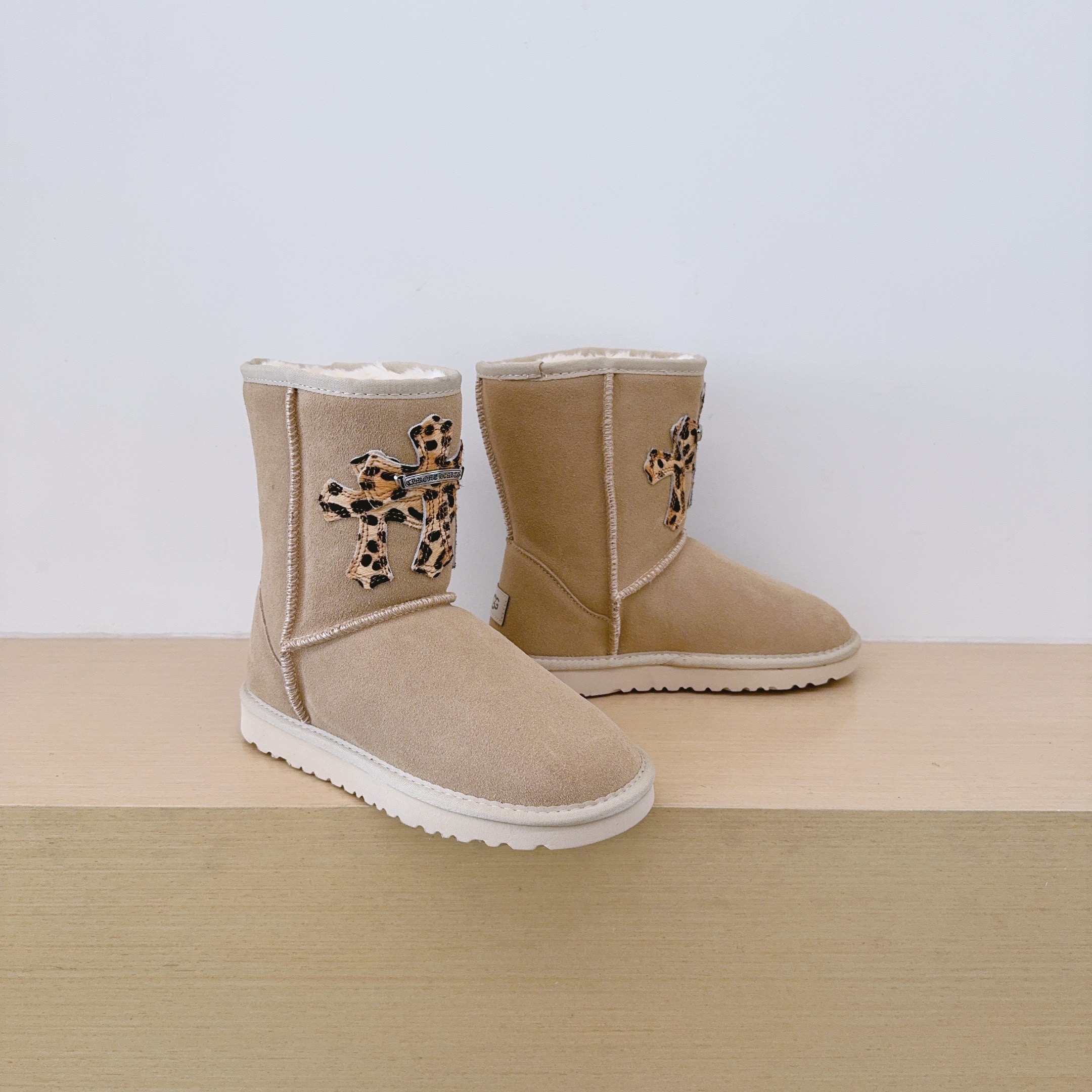 UGG Kids Leopard Print Cross Motif