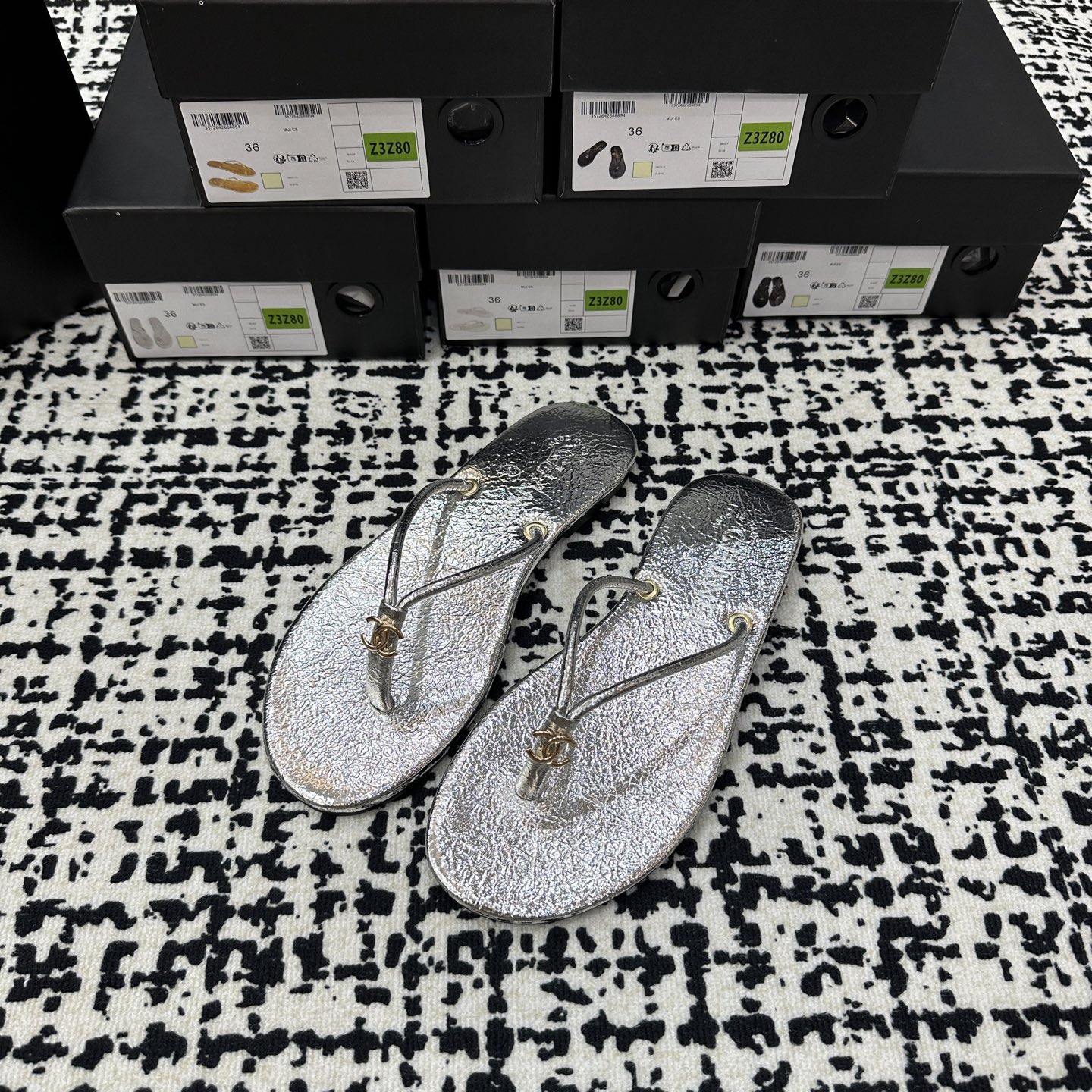 Chanel Logo Flip-Flops - Silver & Gold