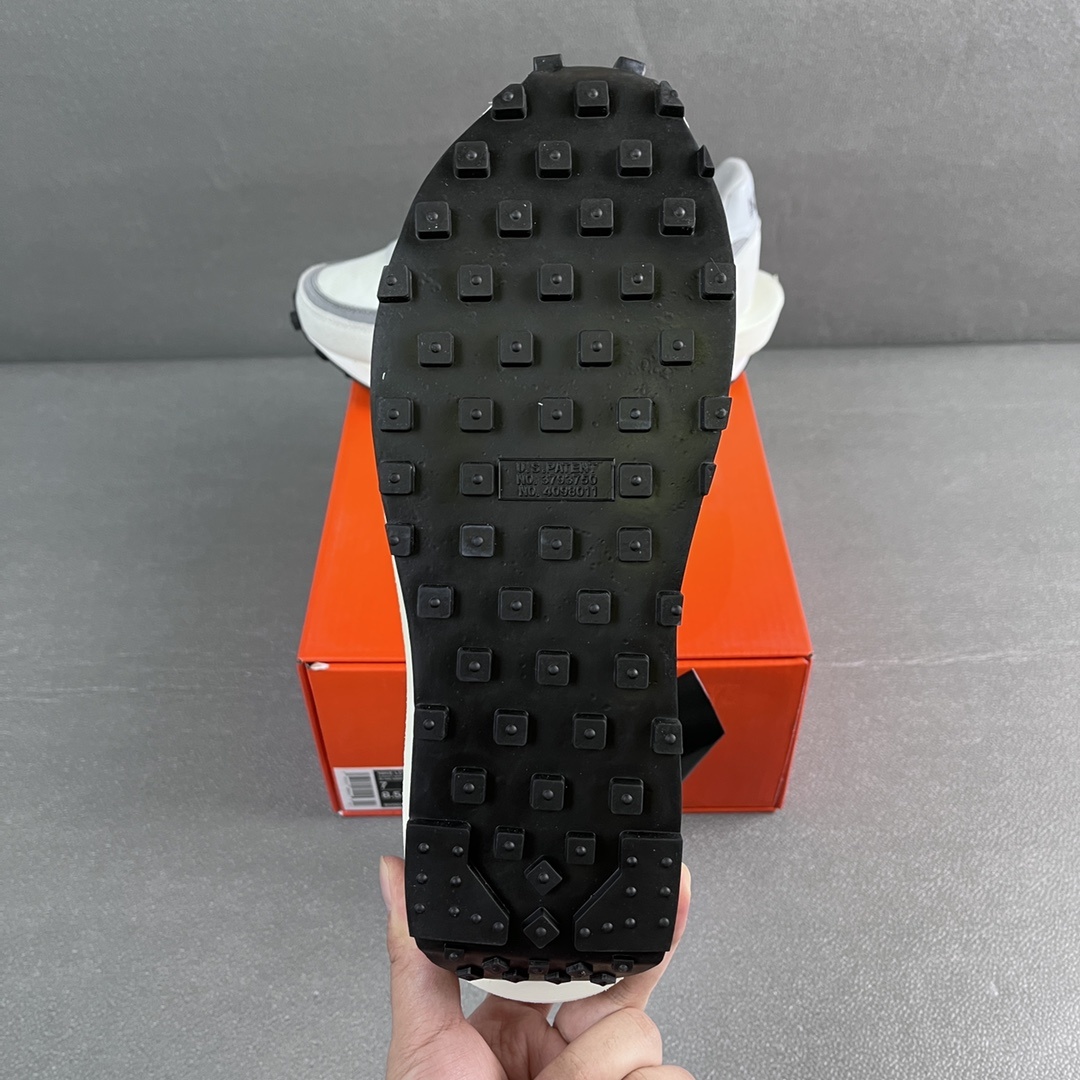 Nike x sacai Sneakers detail 2