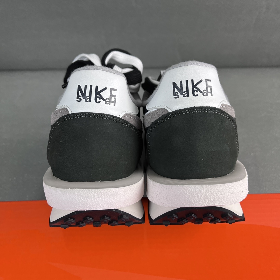 Nike x sacai Sneakers detail 1