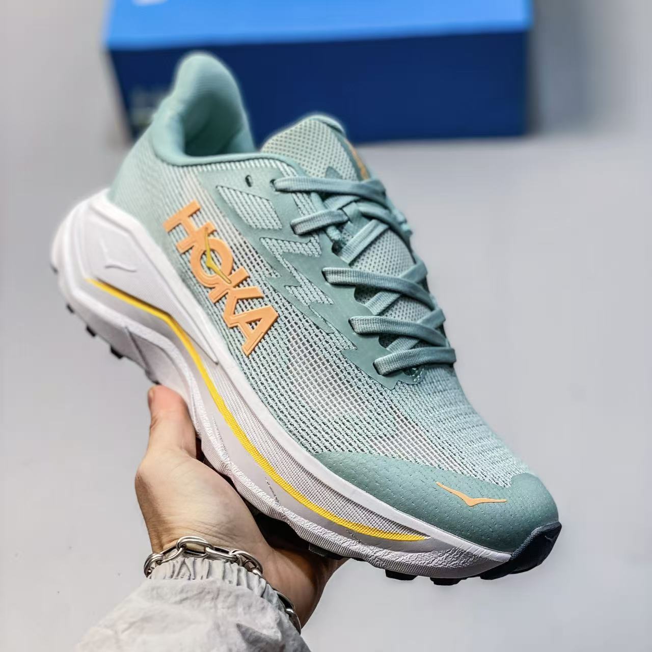 Hoka Challenger 8