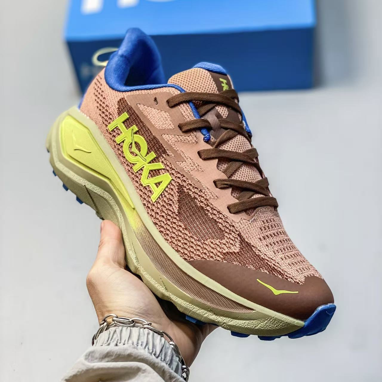 Hoka Challenger 8
