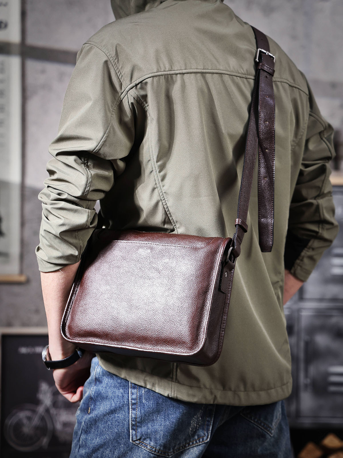 Sleek Leather Crossbody Bag - Modern Utility for the Urban Explorer