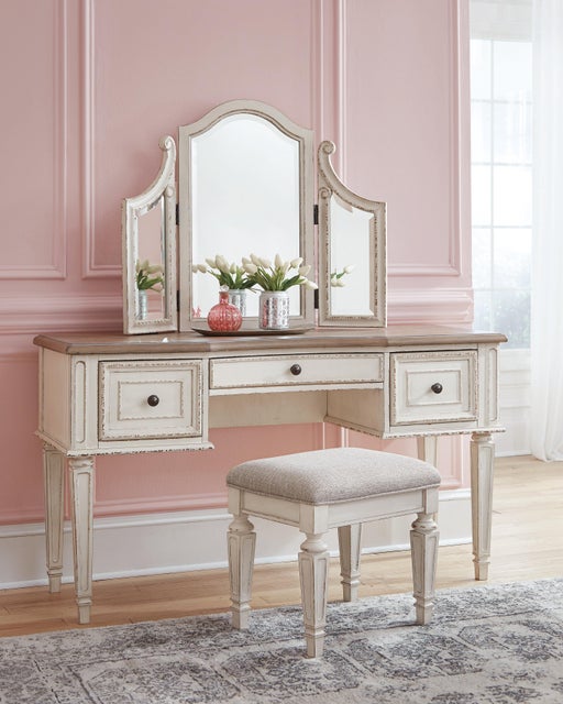 Realyn Vanity Set