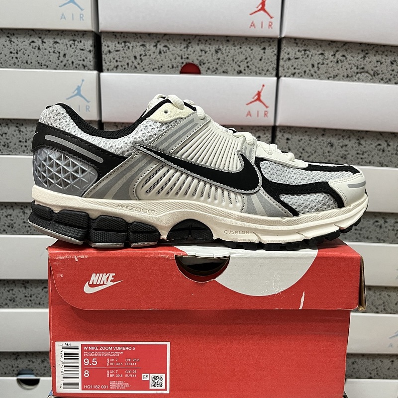 Nike Air Zoom Vomero 5 Sneakers