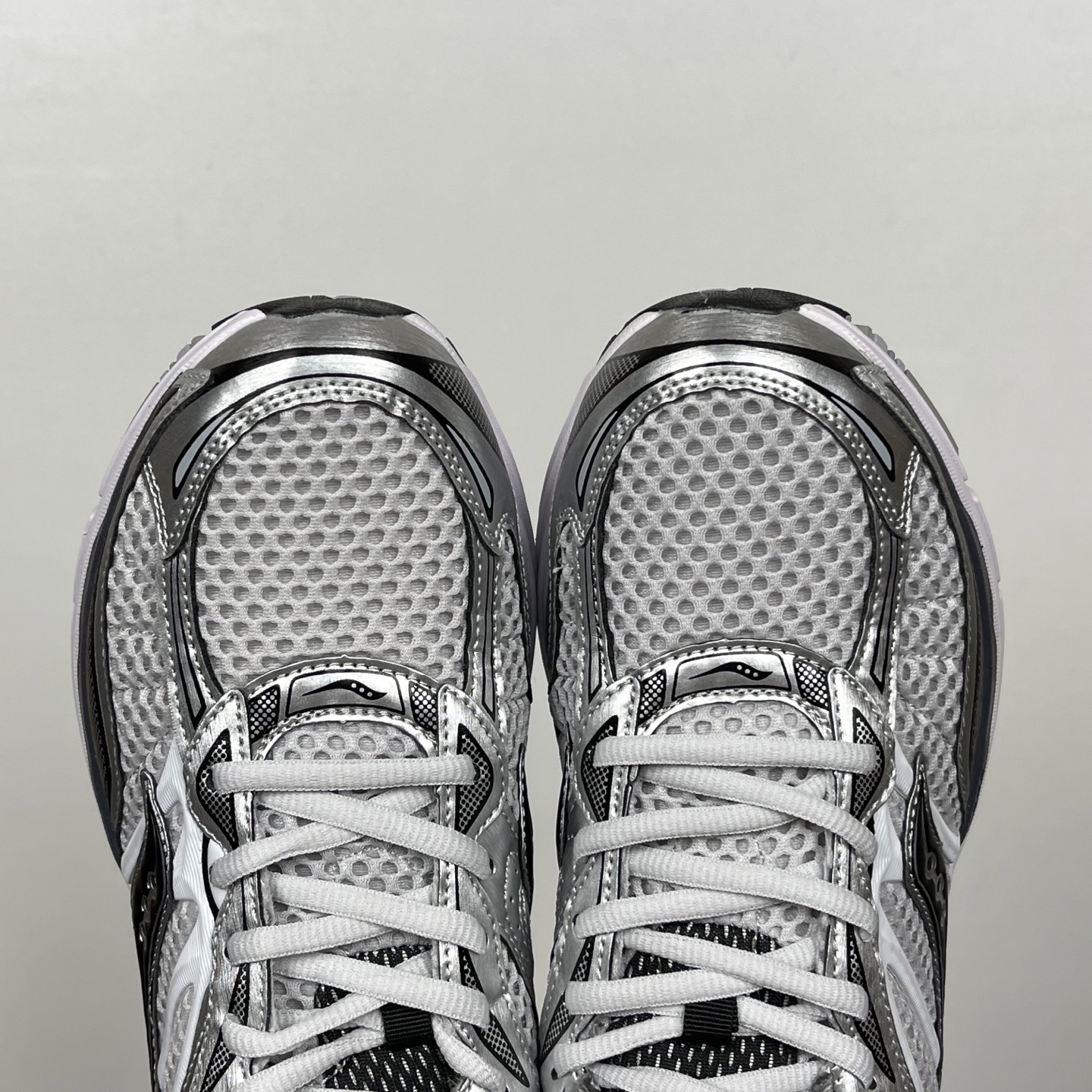 Saucony ProGrid Omni 9 detail 1