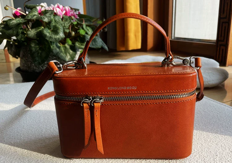 Women's hair-styling shoulder bag