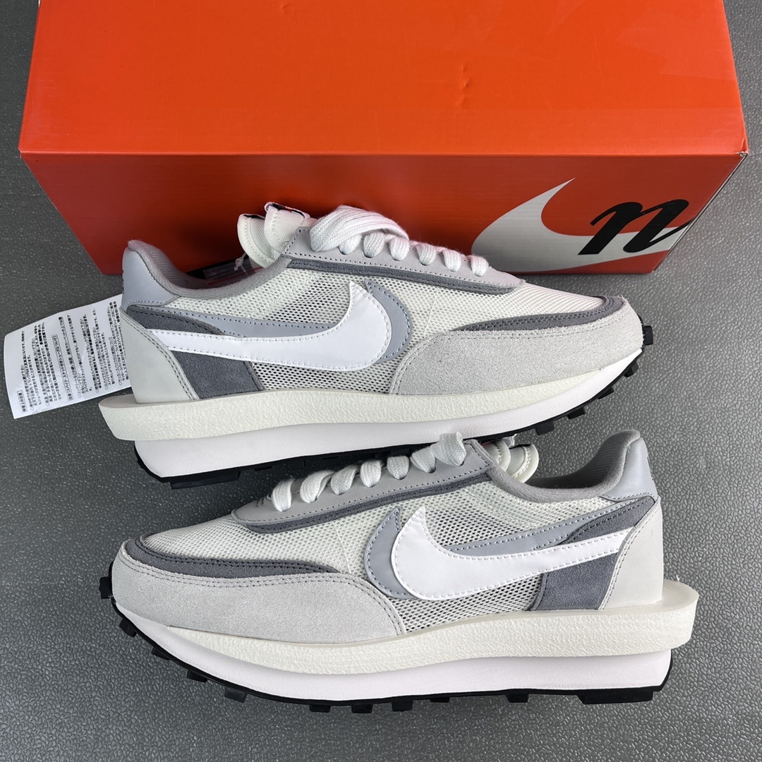 Nike x sacai Sneakers detail 1