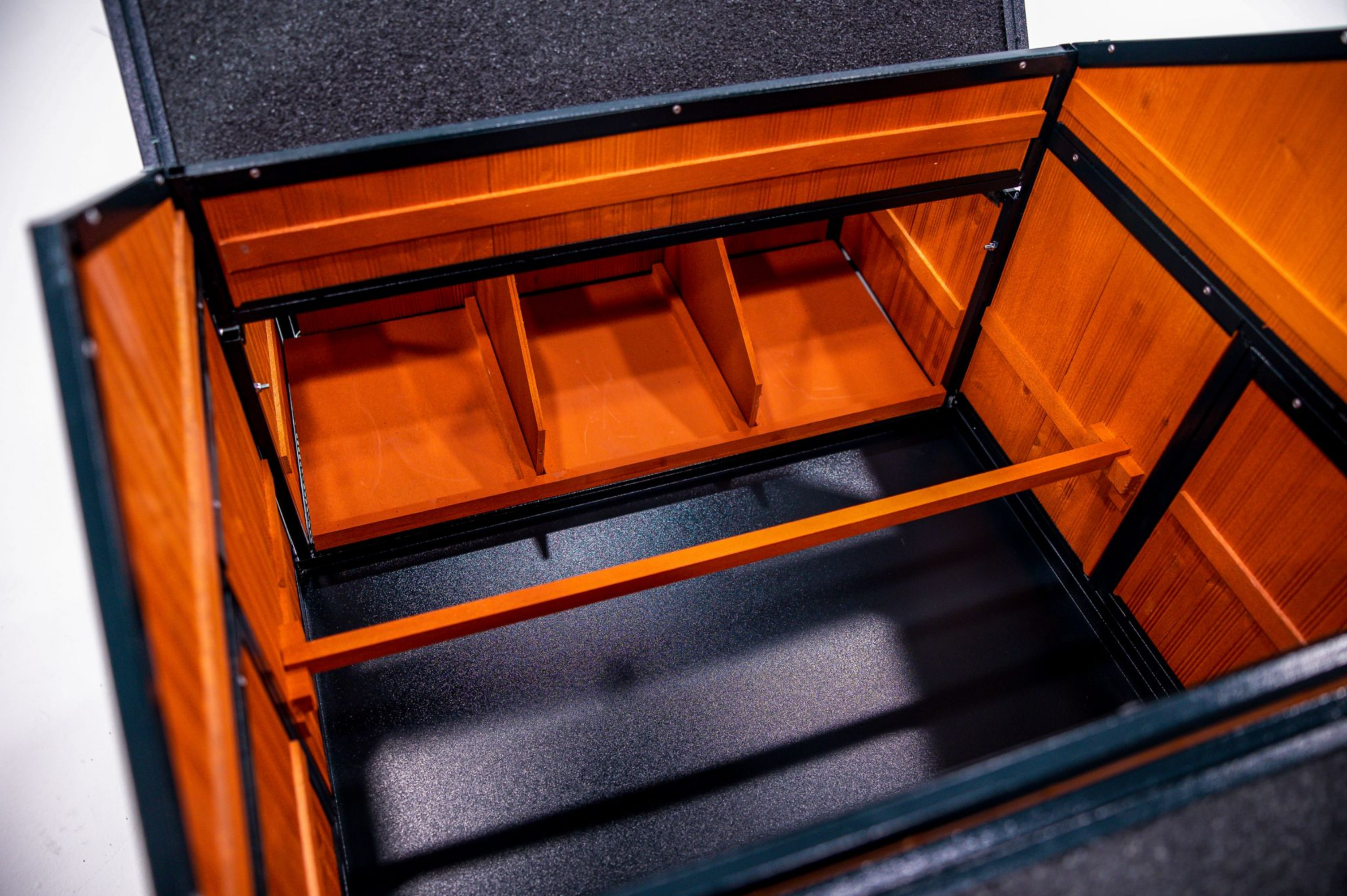 Walk-in windproof chicken coop