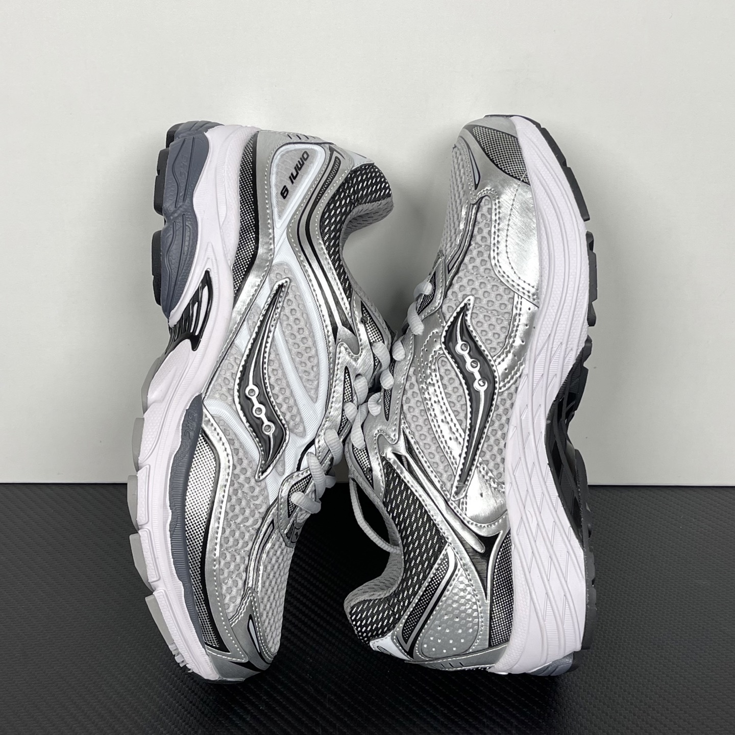 Saucony ProGrid Omni 9 detail 2