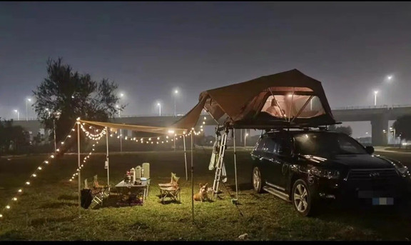 Portable roof tent